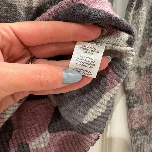 J4. Minnie Rose Camo-print V-neck Cashmere Sweater In Pink Sand - Picture 7 of 11